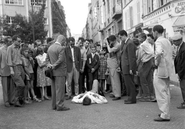 Godard directs Belmondo, on the street